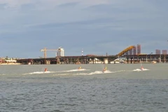 Diễu hành canô trên sông Hàn từ đoạn cầu quay sông Hàn đến cầu Rồng. (Nguồn: danang.gov)