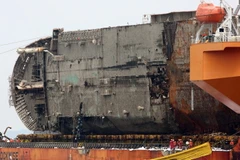 Phà Sewol được đưa lên khỏi mặt nước gần khu vực Jindo của Hàn Quốc ngày 26/3 vừa qua. (Ảnh: EPA/TTXVN)