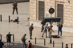 Cảnh sát Pháp điều tra tại hiện trường vụ tấn công ở Marseille ngày 1/10. (Ảnh: AFP/TTXVN)