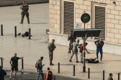 Cảnh sát Pháp điều tra tại hiện trường vụ tấn công ở Marseille ngày 1/10. (Ảnh: AFP/TTXVN)