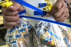 Thu hồi các sản phẩm sữa cho trẻ sơ sinh của Lactalis tại Lima, Peru ngày 11/12 vừa qua. (Ảnh: AFP/TTXVN)