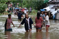 Người dân lội qua một con đường bị ngập lụt ở một ngôi làng ở Borongan, phía đông Samar, miền trung Philippines. (Nguồn: AFP)