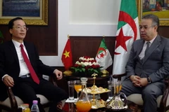 Bộ trưởng Bộ Xây dựng Phạm Hồng Hà gặp gỡ, làm việc với Bộ trưởng Bộ Nhà ở, Quy hoạch và đô thị Algeria Abdelwahid Temmar. (Ảnh: Tấn Đạt/TTXVN) 