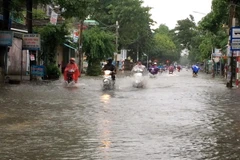 Nhiều tuyến đường ở Quảng Ngãi ngập nặng do mưa lũ. (Ảnh: Phước Ngọc/TTXVN)