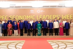 Chủ tịch nước Trần Đại Quang và Phu nhân chụp ảnh chung với Lãnh đạo các nền kinh tế thành viên APEC và Phu nhân. (Ảnh: TTXVN)