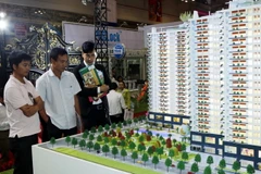 Khách tham quan các gian hàng tại triển lãm Vietbuild Home 2016. (Ảnh: Hoàng Hải/TTXVN)