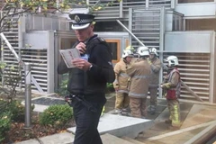 Cảnh sát ở nơi tìm thấy ba gói hàng đáng ngờ. (Nguồn: BBC)