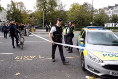 Cảnh sát phong tỏa hiện trường vụ xe lao vào người đi bộ bên ngoài Bảo tàng ở Nam Kensington. (Ảnh: AFP/TTXVN)
