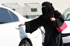 Phụ nữ Saudi Arabia lưu thông bằng xe taxi tại Riyadh ngày 26/10/2014. (Ảnh: AFP/TTXVN)