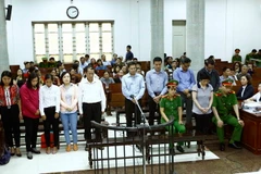 Các bị cáo nghe tuyên án. (Ảnh: An Đăng/TTXVN)