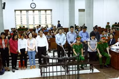 Các bị cáo nghe tuyên án. (Ảnh: An Đăng/TTXVN)
