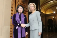 Chủ tịch Quốc hội Latvia Inara Murniece đón Phó Chủ tịch nước Đặng Thị Ngọc Thịnh. (Ảnh: Doãn Tấn/TTXVN) 