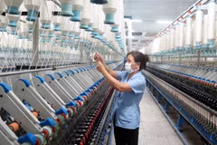 Dây chuyền sản xuất của Nhà máy Sợi thuộc Tổng Công ty Cổ phần Dệt may Nam Định. (Ảnh: Hiền Hạnh/TTXVN)
