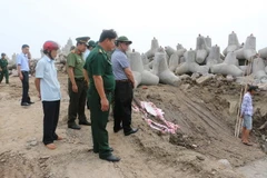 Lãnh đạo tỉnh Bạc Liêu kiểm tra công tác phòng chống bão tại cửa biển Gành Hào, huyện Đông Hải. (Ảnh: Huỳnh Sử/TTXVN)