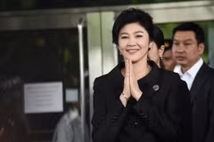 Cựu Thủ tướng Yingluck Shinawatra rời tòa án tối cao ở Bangkok ngày 21/7 vừa qua. (Ảnh: AFP/TTXVN) 