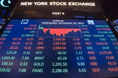 Bảng tỷ giá chứng khoán tại Sàn giao dịch chứng khoán New York của Mỹ ngày 22/11 vừa qua. (Ảnh: AFP/TTXVN)