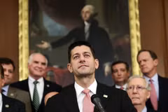 Chủ tịch Hạ viện Paul Ryan (giữa) và lãnh đạo phe đa số tại Hạ viện Thượng nghị sỹ Mitch McConnell. (Ảnh: AFP/TTXVN)