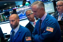 Giao dịch viên và chuyên gia tài chính tại Sàn giao dịch chứng khoán ở New York, Mỹ. (Ảnh: AFP/TTXVN)