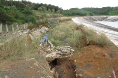 Mái hồ chứa bùn đỏ bị sụt, trượt. (Ảnh: Anh Dũng/TTXVN)