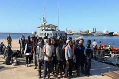 Người di cư tới căn cứ hải quân ở Tripoli, Libya ngày 11/10 vừa qua sau khi được cứu trên biển. (Ảnh: AFP/TTXVN)