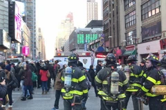 Cảnh sát và lực lượng cứu hộ làm nhiệm vụ tại hiện trường vụ nổ. (Ảnh: THX/TTXVN)