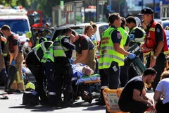 Lực lượng cứu hộ hỗ trợ nạn nhân tại hiện trường vụ lao xe vào người đi bộ ở Melbourne, Australia ngày 21/12. (Ảnh: The Australian/TTXVN)