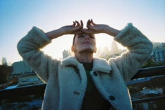 Khi trời trở rét, chiếc áo len không thể đủ giữ ấm cho bạn, cũng là lúc những chiếc áo khoác lông shearling trở thành “trợ thủ” đắc lực, vừa giữ ấm, vừa tạo phong cách nổi bật cho ngày đông giá rét. (Ảnh: Mango)