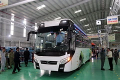 Phó Thủ tướng Chính phủ Trịnh Đình Dũng phát biểu tại lễ khánh thành Nhà máy Bus Thaco. (Ảnh: Nguyễn Sơn/TTXVN)