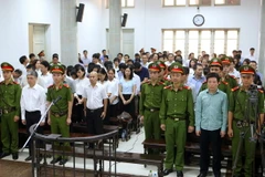 Các bị cáo nghe tuyên án. (Ảnh: Doãn Tấn/TTXVN)