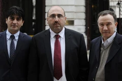 Người đứng đầu của SOHR Rami Abdel Rahman - đứng giữa. (Ảnh: Deutsche Welle/TTXVN)