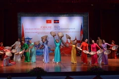 Một tiết mục múa nón đặc sắc trong chương trình biểu diễn nghệ thuật. (Ảnh: Minh Hưng-Chanh Đa/TTXVN)