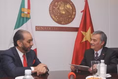 Đại sứ Nguyễn Hoài Dương và Thượng nghị sỹ Teófilo Torres Corzo. (Ảnh: Việt Hùng/Vietnam+)