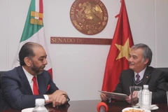 Đại sứ Nguyễn Hoài Dương và Thượng nghị sỹ Teófilo Torres Corzo. (Ảnh: Việt Hùng/Vietnam+)