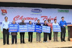 Ông Nguyễn Vũ Cư, Giám đốc điều hành Công ty TNHH bò sữa Thống Nhất Công ty Cổ phần Sữa Việt Nam, bà Đặng Phương Thảo, Phó TBT Báo Thanh Niên và đại diện tỉnh đoàn Thanh Hóa trao tượng trưng hỗ trợ xây dựng nhà cho các hộ dân tại huyện Yên Định, tỉnh Tha