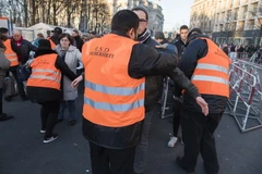Cảnh sát kiểm tra an ninh tại Cổng Brandenburg, Berlin của Đức. (Ảnh: AFP/TTXVN)