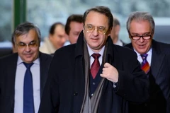 Thứ trưởng Ngoại giao Nga Mikhail Bogdanov - đứng giữa giữa. (Ảnh: AFP/TTXVN)