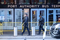 Cảnh sát Mỹ tuần tra gần hiện trường vụ nổ ở New York ngày 11/12 vừa qua. (Ảnh: THX/TTXVN)