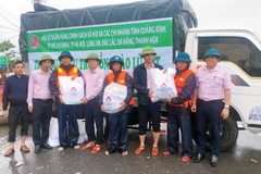 Những chuyến hàng thiện nguyện đầy nghĩa tình của Ngân hàng Chính sách đã chia sẻ khó khăn đồng bào Quảng Bình. (Ảnh: CTV/Vietnam+)