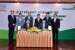 Lãnh đạo hai bên tham gia ký kết. (Ảnh: Vietnam+)