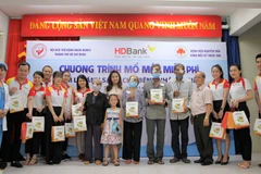 Nhiều bệnh nhân nghèo được phẫu thuật mắt miễn phí. (Ảnh: CTV/Vietnam+)