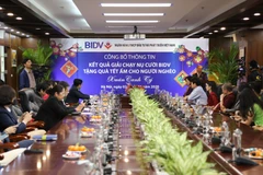 BIDV trao quà Tết cho người nghèo. (Ảnh: CTV/Vietnam+)