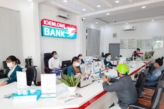 Giao dịch tại Kienlongbank. (Ảnh: CTV/Vietnam+)