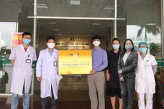 Đại diện ngân hàng tài trợ vật tư y tế cho bệnh viện. (Ảnh: CTV)