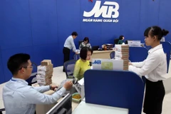 Giao dịch tại MB. (Ảnh: TTXVN)