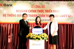 Lãnh đạo HDBank khai trương dịch vụ truy vấn thanh toán toàn cầu Swift GPI. (Ảnh: CTV/Vietnam+)