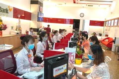 Giao dịch tại HDBank. (Ảnh: CTV/Vietnam+)