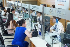 Giao dịch tại LienVietPostBank. (Ảnh: CTV/Vietnam+)