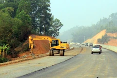 Các đơn vị thi công dự án đường cao tốc Bắc Giang-Lạng Sơn. (Ảnh: Thái Thuần/TTXVN)