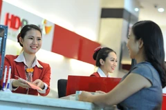 Khách hàng giao dịch tại HDBank. (Ảnh: CTV/Vietnam+)