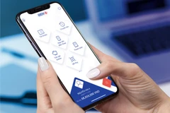 Thanh toán qua kênh điện thoại di động tăng mạnh. (Ảnh: CTV/Vietnam+)